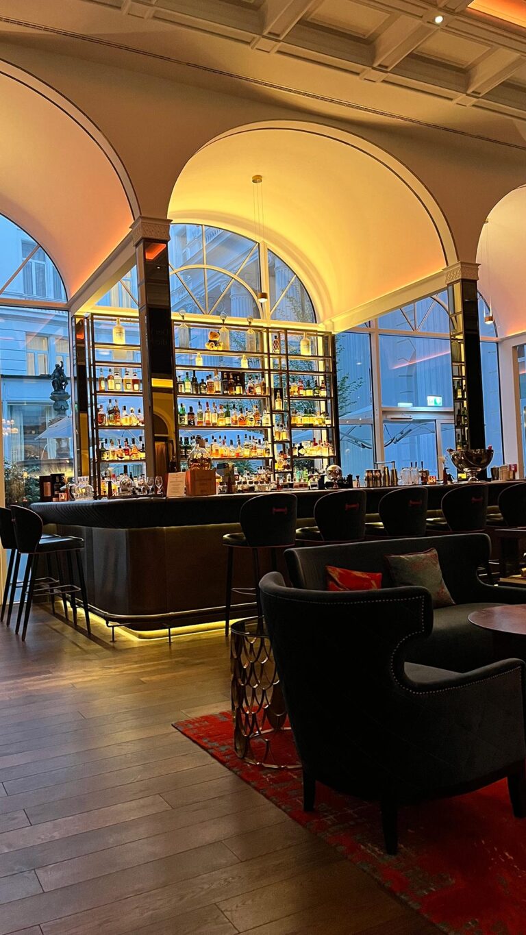 Best One high class Escort für Deutschland - Hamburg - Bar Atlantik